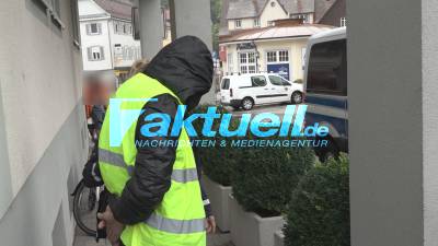 Oppenau: Festnahme und Durchsuchung - Polizei geht einem Hinweis nach - Mann hatte Fahrrad dabei und sprach gebrochen Deutsch - kurzer Wortwechsel mit ihn on tape