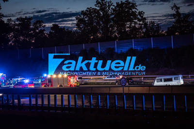 Unfall mit Wohnwagengespann auf der A8 - Vollsperrung der BAB in Fahrtrichtung Karlsruhe 