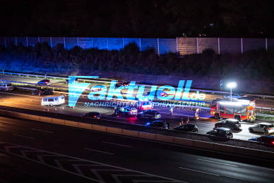 Unfall mit Wohnwagengespann auf der A8 - Vollsperrung der BAB in Fahrtrichtung Karlsruhe 