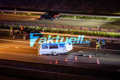 Unfall mit Wohnwagengespann auf der A8 - Vollsperrung der BAB in Fahrtrichtung Karlsruhe 