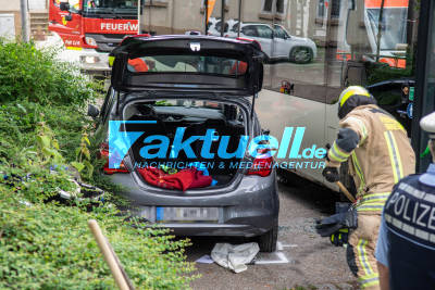 PKW wird zwischen Bus und Mauer zerdrückt: Zwei eingeklemmte Personen müssen von der Feuerwehr Rutesheim nach einem Verkehrsunfall befreit werden