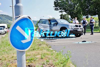 Winnenden: Schwerer Unfall auf Kreuzung - BMW SUV überschlägt sich mehrfach