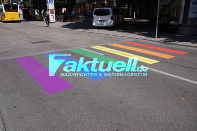 Stuttgart: Regenbogenzebrastreifen in der Innenstadt