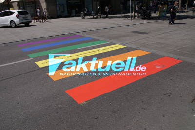 Stuttgart: Regenbogenzebrastreifen in der Innenstadt