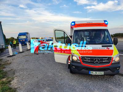 Verhängnisvoller Falschparker auf der A6 bei Bad Rappenau - PKW fährt parkendem LKW bei der Einfahrt Parkplatz Bauernwald auf