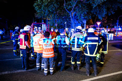 160 Personen aus Haus mit brennender Fassade gerettet/evakuiert - Flammen an Gebäude (Augenzeugenvideo)- 3 Menschen Verletzt - Feuerwehr Sindelfingen und Rettungsdienst mit massiven Kräften vor Ort