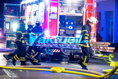 160 Personen aus Haus mit brennender Fassade gerettet/evakuiert - Flammen an Gebäude (Augenzeugenvideo)- 3 Menschen Verletzt - Feuerwehr Sindelfingen und Rettungsdienst mit massiven Kräften vor Ort
