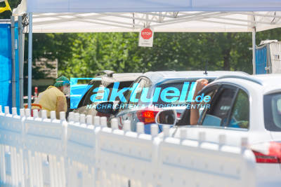 Neuer Ansturm auf Corona-Drive-In - Bis zu 3h Wartezeit im Auto - Vereinzelt Urlauber aber viele Kinder