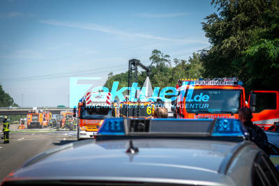 Flammenhölle auf der A8 - Elektroschrott-LKW brennt komplett aus - FW Stuttgart und Flughafenfeuerwehr mit starken Kräften im Einsatz - O-Ton mit LKW-Fahrer
