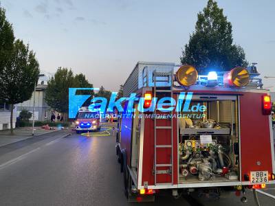 Feuerwehr findet bei Löscharbeiten in einer Sozialunterkunft 1 tote Person - 14 Personen konnten aus dem Gebäude gerettet werden