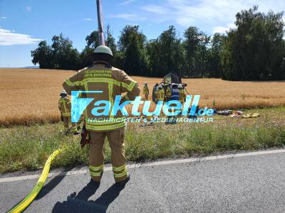 B39 bei Kirchhausen: Schwerer Unfall - Alleinbeteiligt im Feld überschlagen