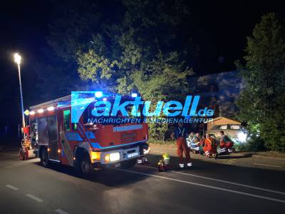 Gefahr für die Einsatzkräfte der Feuerwehr Metzingen - Hybrid Fahrzeug steht nach Unfall unter Einfluss von Hochspannung