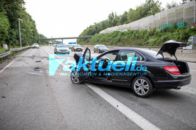 Unfall auf der A8: Mercedes fährt mit voller Wucht gegen LKW und Leitplanke - 1 Person verletzt