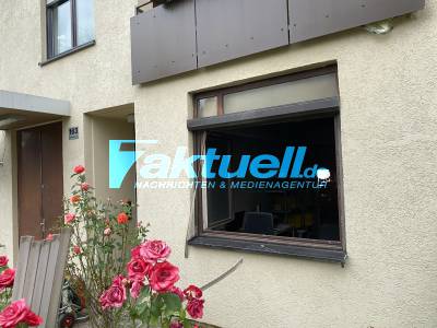 Akku löst Feuer aus, Brand in Postfiliale (Brandheiße Pakete mit Akku...?) - Feuerwehr rettet Person aus Brandgebäude