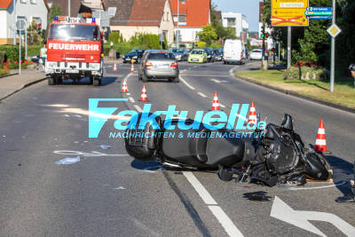 Schwerverletzter Rollerfahrer nach Abbiegeunfall mit Auto