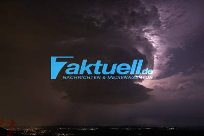 Himmelsschauspiel durch Gewitter über dem Bereich Hohenlohe - Vom Hörnle Dürrenzimmern aus festgehalten