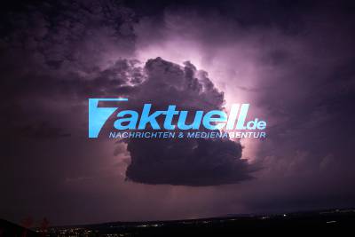 Himmelsschauspiel durch Gewitter über dem Bereich Hohenlohe - Vom Hörnle Dürrenzimmern aus festgehalten