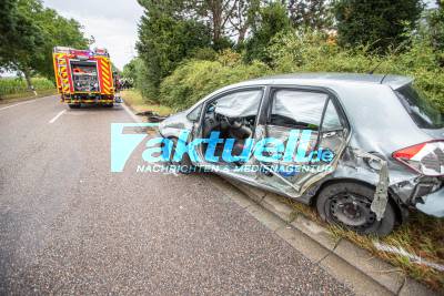 LKW übersieht Stauende auf Landstraße: 3 Schwerverletzte nach Frontalcrash beim Ausweichmanöver - 2 Insassen eingeklemmt - Ersthelfer kümmern sich um Verletzte
