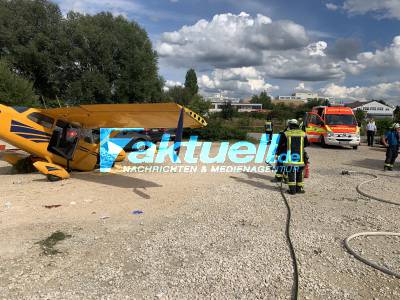 Flugzeugunglück: Cessna fährt beim Start über die Startbahn hinaus und kracht in PKWs - 81-jähriger Pilot und Familie teils schwer verletzt