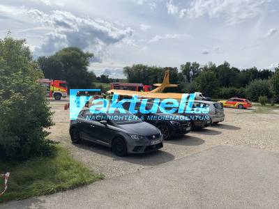 Flugzeugunglück: Cessna fährt beim Start über die Startbahn hinaus und kracht in PKWs - 81-jähriger Pilot und Familie teils schwer verletzt
