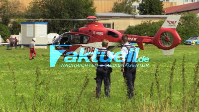 Flugzeugunglück: Cessna fährt beim Start über die Startbahn hinaus und kracht in PKWs - 81-jähriger Pilot und Familie teils schwer verletzt