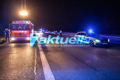 Unfall mit 2 Autos auf der B10 bei Stammheim: Fahrzeug landet im Graben - Mehrere Verletzte