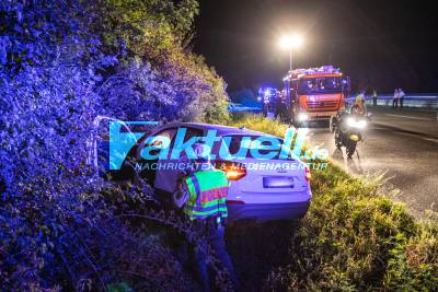 Unfall mit 2 Autos auf der B10 bei Stammheim: Fahrzeug landet im Graben - Mehrere Verletzte