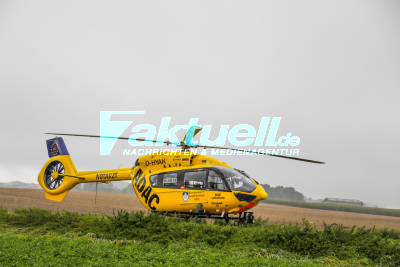 Autos kollidieren auf Feldweg frontal und wurden auf eine Wiese geschleudert - 2 Personen schwer verletzt - ADAC Luftrettung im Einsatz