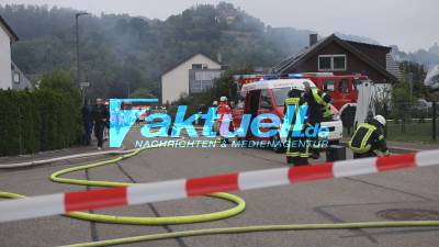 Zwei Hunde aus brenndendem Haus gerettet und versorgt - Feuer und schwarzer Rauch schlägt aus Dach - Brand im Ostalbkreis