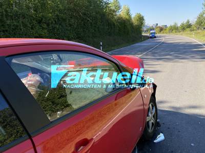 Frontalcrash auf B295 - Roter Kleinwagen kommt auf die linke Fahrspur und kollidiert mit Transporter 