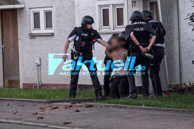 Mann klettert auf Hausdach und bewirft Polizisten mit Ziegel und Fenstern und droht 