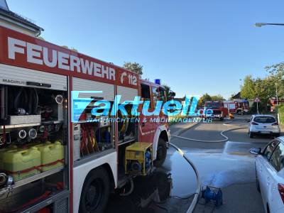 2 Bewohner aus verrauchtem Treppenhaus gerettet - Brand im Keller eines Mehrfamilienhaus - nicht mehr bewohnbar