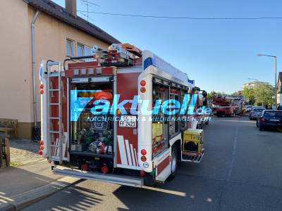 2 Bewohner aus verrauchtem Treppenhaus gerettet - Brand im Keller eines Mehrfamilienhaus - nicht mehr bewohnbar