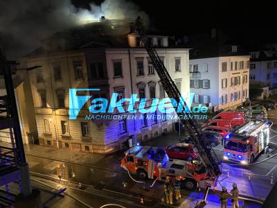 Großbrand: Gebäudebrand in Esslingen Stadtmitte - Feuer breitete sich sehr schnell und massiv aus - 13 Personen (Flüchtlinge) waren dort untergebracht 