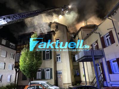 Großbrand: Gebäudebrand in Esslingen Stadtmitte - Feuer breitete sich sehr schnell und massiv aus - 13 Personen (Flüchtlinge) waren dort untergebracht 