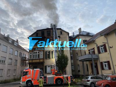 Großbrand: Gebäudebrand in Esslingen Stadtmitte - Feuer breitete sich sehr schnell und massiv aus - 13 Personen (Flüchtlinge) waren dort untergebracht 