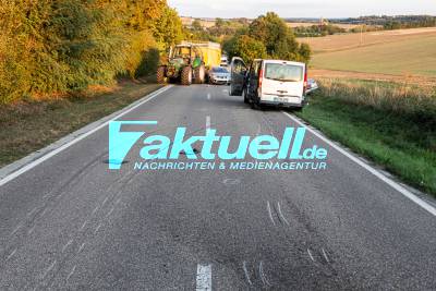 Schwerer Unfall mit Traktor und drei PKWs bei Eppingen - Fahranfänger übersieht stehende Fahrzeuge - eine Person verletzt - Zeugen gesucht!