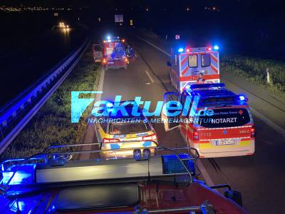 Mercedes überschlägt sich auf B27, Fahrzeug fängt an zu brennen - Feuerwehr & Rettungsdienst im Einsatz - Vollsperrung  B27