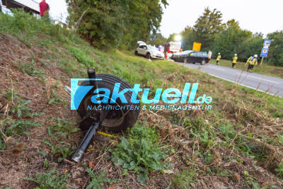 Oldtimer-Liebhaberin kämpft mit den Tränen (im O-Ton) - 1978er Opel Kadett C nach schwerem Unfall überschlagen und Schrott - 2 weitere PKW frontal gecrasht, 8 teils schwer Verletzte, darunter 1 Kind