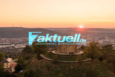 Luftaufnahmen: Wunderschöner Sonnenuntergang mit Stuttgarter Panorama an der Grabkapelle am Rotenberg