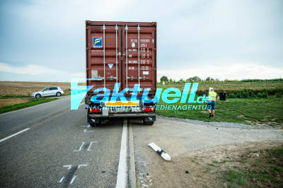PKW kommt auf Gegenfahrbahn - LKW-Fahrer weicht aus und kann Frontalzusammenstoß verhindern: Fiesta landet 10 Meter neben der Fahrbahn im Acker - 30.000 Euro Schaden
