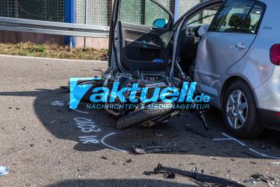 Schwerer VU beim Kreuzungsbereich Gemmrigheim - drei PKWs und ein Krad darin verwickelt - zwei Schwer, zwei Leichtverletzter