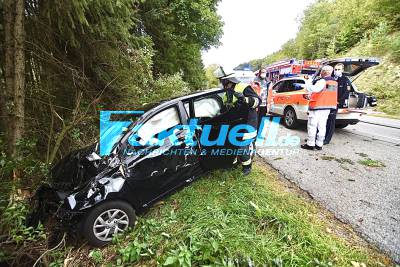 Älterer Herr kommt mit Hyundai von Bundesstraße ab und kracht in Bäume: Verkehrsunfall auf der B313 bei Trochtelfingen