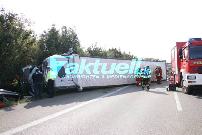 A81: Sattelzug übersieht Wanderbaustelle, rast in Sicherungsfahrzeug, kracht in Kehrmaschine und kippt um - rund 350.000 Euro Sachschaden - Verkehrschaos bis zum Abend