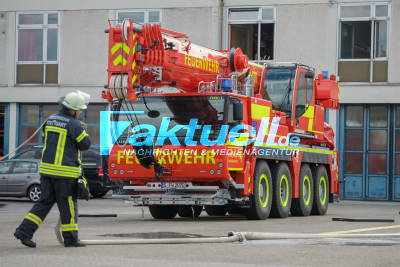 Neuer Feuerwehr-Kranwagen der Berufsfeuerwehr Stuttgart - FwK Liebherr 1070