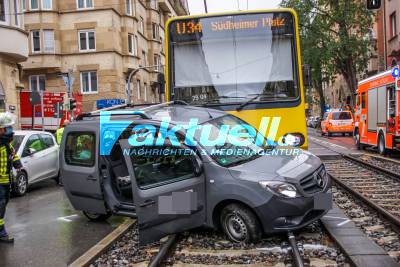 Stuttgart West: PKW mit Stadtbahn kollidiert