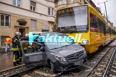Stuttgart West: PKW mit Stadtbahn kollidiert