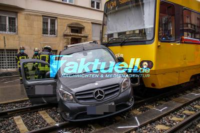 Stuttgart West: PKW mit Stadtbahn kollidiert
