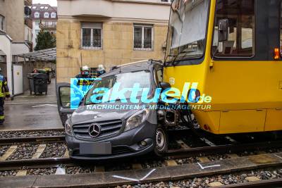 Stuttgart West: PKW mit Stadtbahn kollidiert