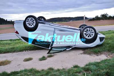 Update: Medizinischer Notfall am Steuer - Audi kracht in 1,5t schweren Betonklotz und überschlägt sich